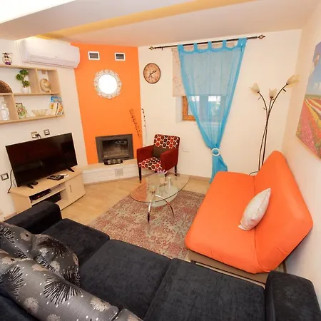 Apartment Makrades 2 *